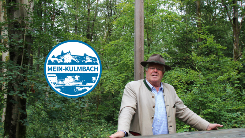 Freiherr Ludwig von Lerchenfeld f&uuml;hrt Besucher gerne durch den Wald- und Naturfriedhof Heinersreuth.