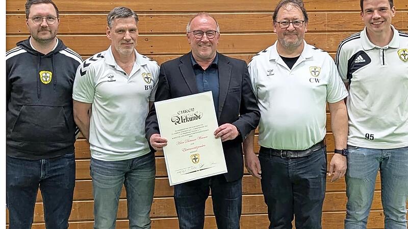 Ehrenvorsitzender Dietmar Werner mit Urkunde. Ehrenvorsitzender Dietmar Werner mit Urkunde.