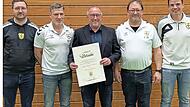 Ehrenvorsitzender Dietmar Werner mit Urkunde. Ehrenvorsitzender Dietmar Werner mit Urkunde.