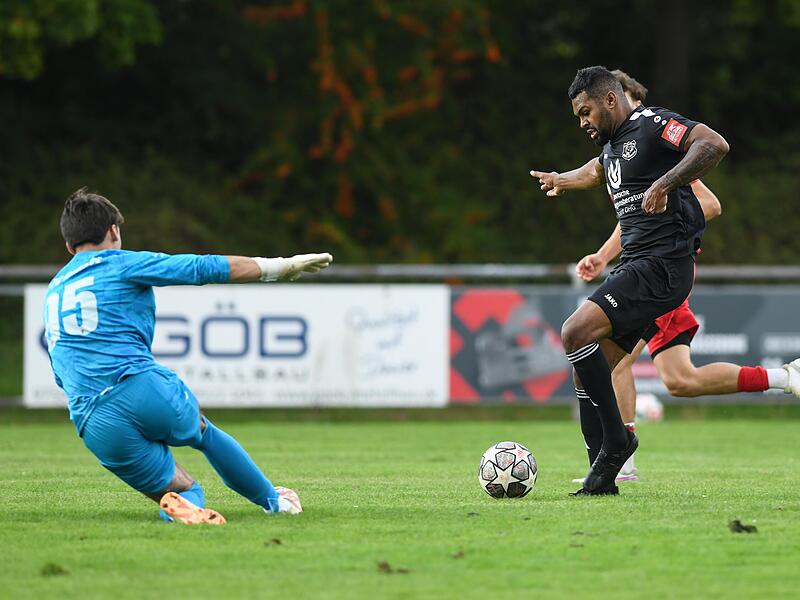 Bryan Weiß vom SV Ebelsbach taucht gefährlich vor dem Haßfurter Torwart Sejh Unusov auf.
