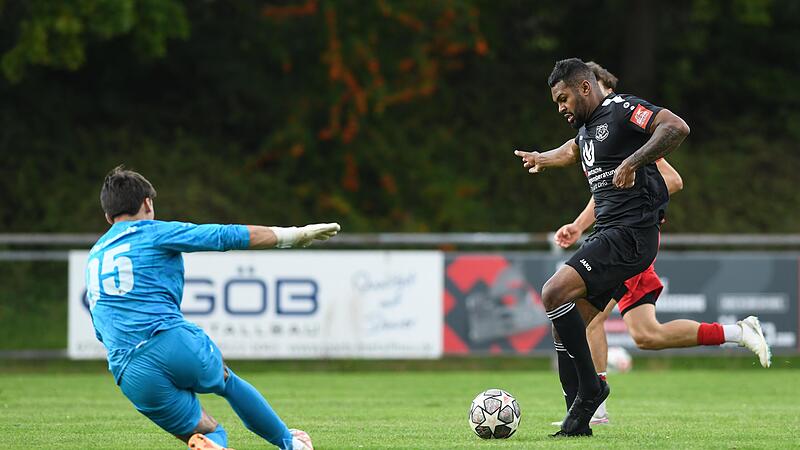 Bryan Weiß vom SV Ebelsbach taucht gefährlich vor dem Haßfurter Torwart Sejh Unusov auf.