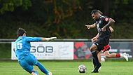 Bryan Weiß vom SV Ebelsbach taucht gefährlich vor dem Haßfurter Torwart Sejh Unusov auf.