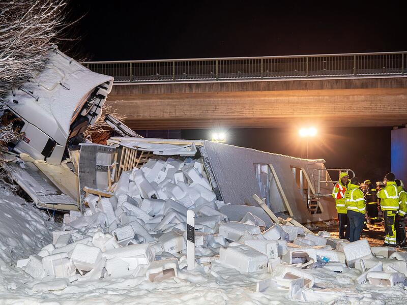 Lkw kippt auf schneeglatter Autobahn um