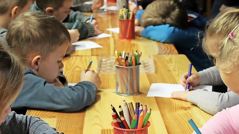 Kinder malen in einer Kita.