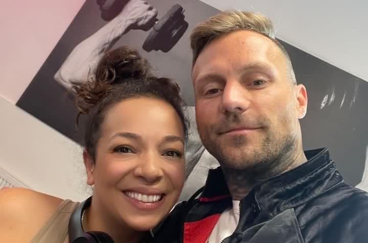 Erinnerungsfoto in der „Fitnessfabrik“ in Coburg: Die Coburgerin Lu mit dem Rapper Kontra K.