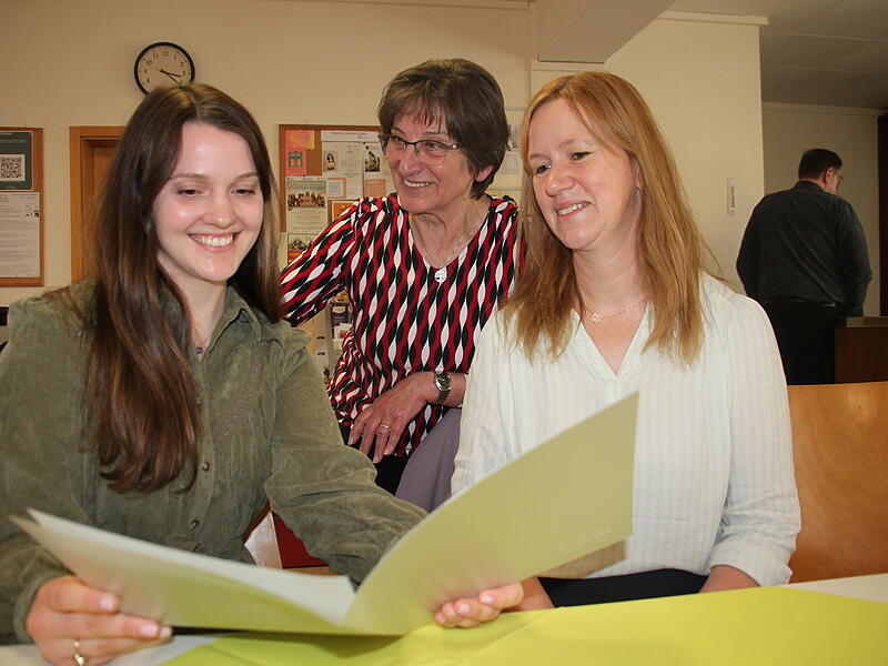 Vorsitzende Adelheid Wich (Mitte) ist die gute Seele des AWO-Ortsvereins Mainleus und hat immer ein offenes Ohr f&uuml;r ihre Mitglieder &ndash; hier mit Alisia Grampp (links), die seit 25 Jahren Mitglied ist, und ihrer Vorg&auml;ngerin Tina Gerth.