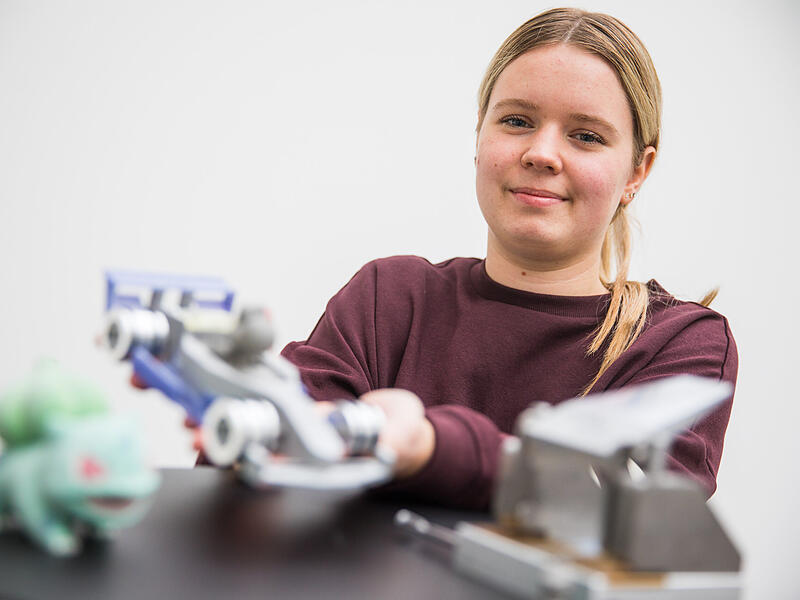 Bayern beste Feinwerksmechanikerin kommt aus Bamberg Feinmechanikerin Lena Pauer mit eigenen Werkstücken aus Metall und 3D-Druck.