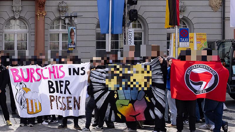 Protest gegen den Coburger Convent Auf diesem Archivfoto ist zu sehen, dass das umstrittene Banner bereits bei einer Anti-CC-Demo im Mai 2024 gezeigt wurde. Weil rechtlich nicht eindeutig geklärt ist, ob die Veröffentlichung des Motivs als Verbreitung einer möglichen Verunglimpfung staatlicher Symbole ausgelegt werden könnte, hat die Redaktion den Adler vorsorglich unkenntlich gemacht.