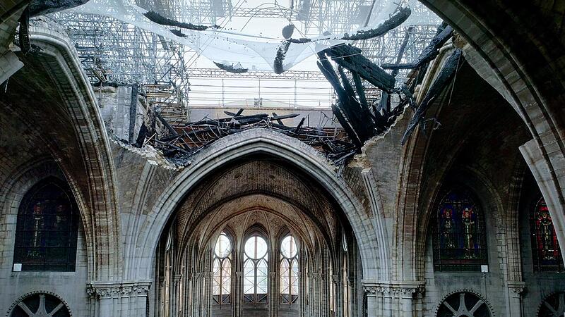 Durch den Brand am 15. April 2019 stürzte die Turmspitze über den Gewölben zusammen und zerbrach auf der Höhe des Querschiffs.