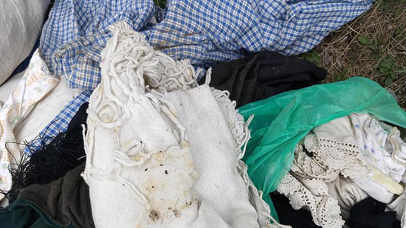 Stinkend, von Motten zerfressen und mit Kot von Nagern beschmutzt: Diese Müllsäcke hat jemand in die Container der Afrika Hilfe Franken in Hammelburg geworfen. Der Verein ist entsetzt. Wer hat etwas beobachtet?