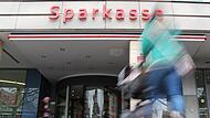 Eine Kundin  auf dem Weg in die Sparkassenzentrale am Hugenottenplatz in Erlangen.