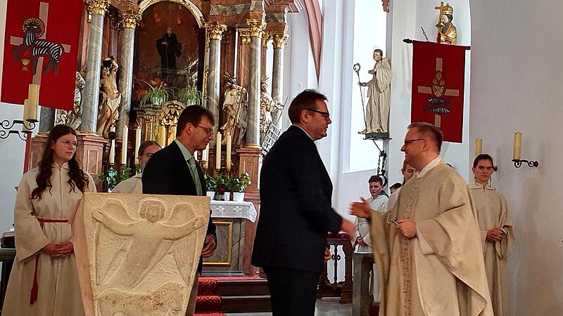 Kirchenpfleger Leonhard Lunz &uuml;berreicht Pfarrer Thomas Ringer den Kirchenschl&uuml;ssel. Pfarrgemeinderatsratsvorsitzender Stefan Arneth (links) beobachtet die &Uuml;bergabe.