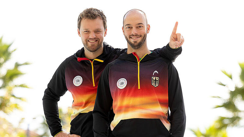 Kevin Krawietz und Tim Puetz, Davis Cup Finals 2022, Palacio de Deportes José María Martín Carpena, Malaga, Spanien.
Tennis - Davis Cup 2022 - Malaga - ITF Davis Cup - Palacio de Deportes José María Martín Carpena, - Spain - 2022 Kevin Krawietz (links) und Tim Pütz wollen das deutsche Davis-Cup-Team mit Siegen wieder nach oben hieven.