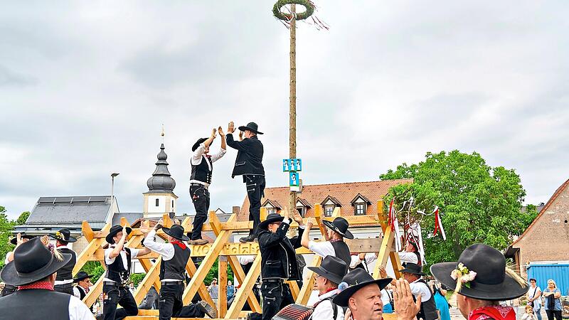Am Samstagnachmittag lädt die Stegauracher Maurer- und Bauhandwerkerzunft zum Kerwasbaumaufstellen ein. Gemeinde Stegaurach Am Samstagnachmittag lädt die Stegauracher Maurer- und Bauhandwerkerzunft zum Kerwasbaumaufstellen ein. Gemeinde Stegaurach