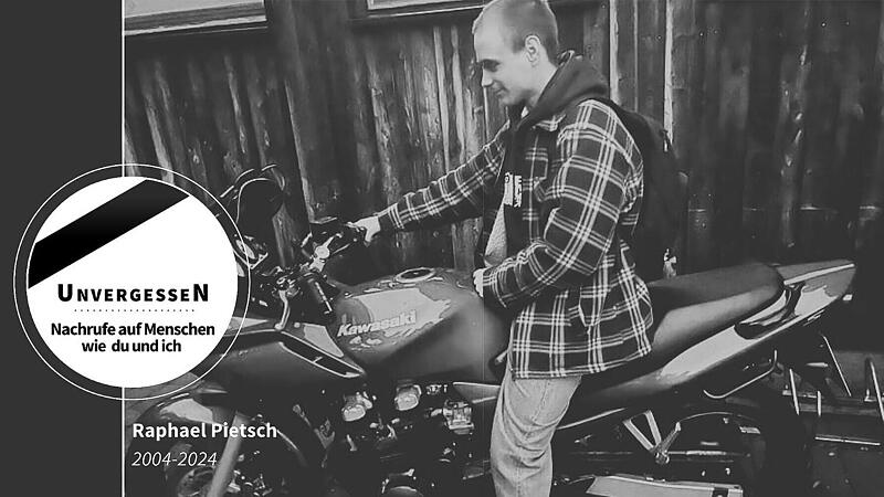 Das erste Mal sitzt Raphael Pietsch auf der Kawasaki 750. Glücklich und fast zärtlich mustert er die Maschine.