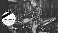 Das erste Mal sitzt Raphael Pietsch auf der Kawasaki 750. Glücklich und fast zärtlich mustert er die Maschine.