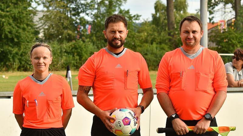 Blerim Berisha (Mitte, hier mit Alexa Müller und Stefan Ehrsam) pfeift normalerweise in der Kreisliga. In Portugal erfüllt sich nun ein Traum für den 38-Jährigen.