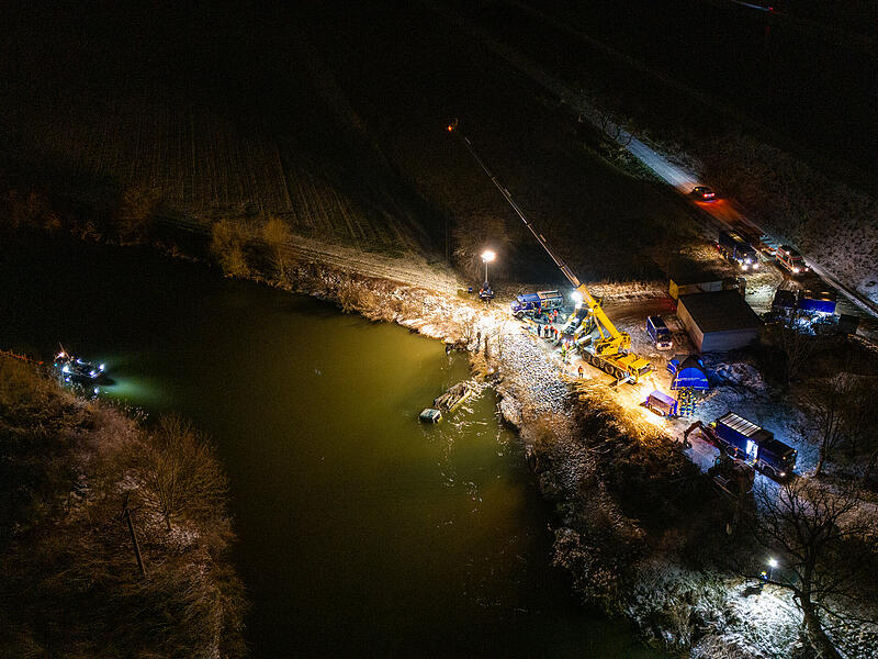 Lkw versinkt in Fluss - Großeinsatz wegen BergungGroße Bergungsaktion: Lkw versinkt in Fluss Lkw versinkt in Fluss - Großeinsatz wegen BergungGroße Bergungsaktion: Lkw versinkt in Fluss