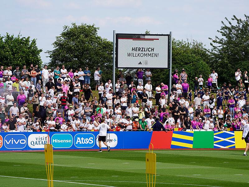 Der DFB hei&szlig;t rund 4000 Fans und Schaulustige beim &ouml;ffentlichen Training in Herzogenaurach willkommen,