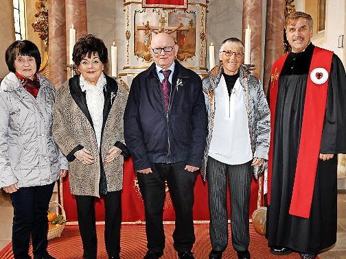Eiserne Konfirmation (1960) feierten (von links) Elfriede Semmelroch, Gisela Flauder, Reinhold Geißler und Brigitte Binder. Unser Bild zeigt sie zusammen mit Pfarrer Christian Schmidt. Eiserne Konfirmation (1960) feierten (von links) Elfriede Semmelroch, Gisela Flauder, Reinhold Geißler und Brigitte Binder. Unser Bild zeigt sie zusammen mit Pfarrer Christian Schmidt.