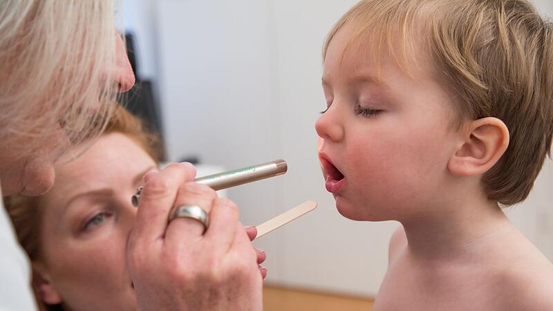 Ein kleines Kind bei der &Auml;rztin
