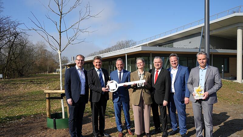 Symbolische Er&ouml;ffnung mit Minister: Jetzt ist die Einrichtung offiziell er&ouml;ffnet.