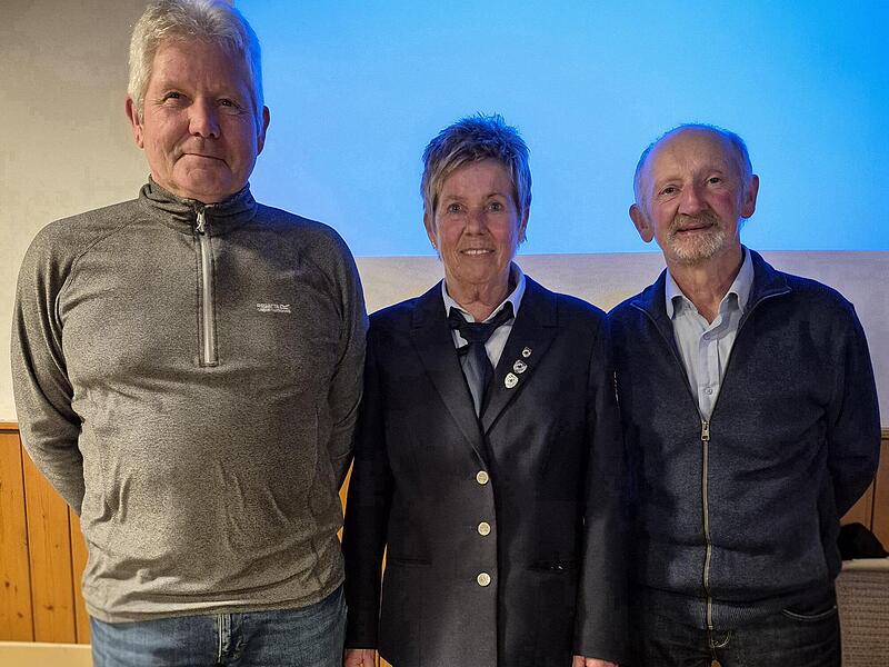 Die stellvertretende Vorsitzende Michaela Hofmann, gratuliert f&uuml;r 35 Jahre Vereinstreue (links)Ludwig Haas und Hubert Fr&ouml;hlich.