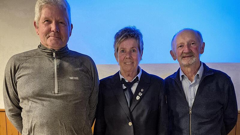 Die stellvertretende Vorsitzende Michaela Hofmann, gratuliert für 35 Jahre Vereinstreue (links)Ludwig Haas und Hubert Fröhlich. Die stellvertretende Vorsitzende Michaela Hofmann, gratuliert für 35 Jahre Vereinstreue (links)Ludwig Haas und Hubert Fröhlich.