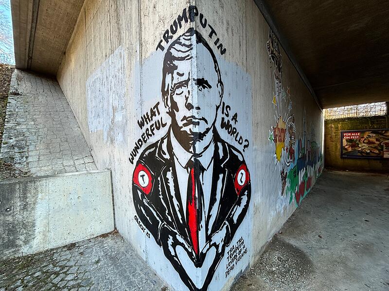 &Uuml;ber Eck gemalt: An einer Unterf&uuml;hrung in Coburg verschmelzen der US-Pr&auml;sident Trump und der russische Machthaber Putin zu einem gemeinsamen Gesicht.