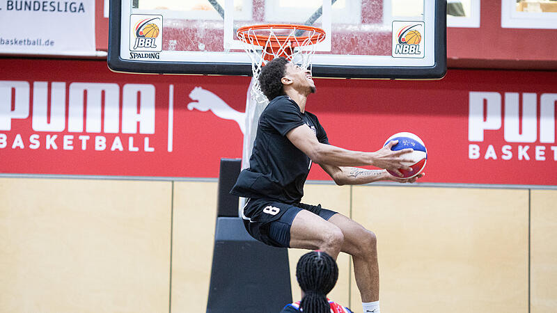 Demarcus Demonia fliegt nach Pass von Eryka "Spice" Sidney ein. Demarcus Demonia fliegt nach Pass von Eryka "Spice" Sidney ein.