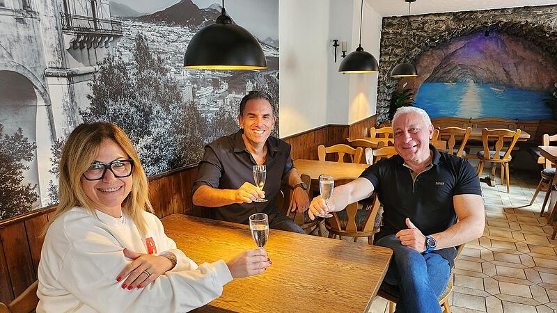 Tullia und Pippo Musella sto&szlig;en mit Antonio Cavalieri (hinten) an.