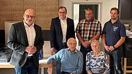 Ehrung der ältesten Senioren mit von links: Bürgermeister Michael Kastl, vorne Siegfried Dannhäuser, Angelina Schlembach, hinten Arno Schlembach (Ortsreferent), Burkard Schodorf (Referent für Senioren) sowie Johannes Röß (1. Vorstand der Freiwilli... Ehrung der ältesten Senioren mit von links: Bürgermeister Michael Kastl, vorne Siegfried Dannhäuser, Angelina Schlembach, hinten Arno Schlembach (Ortsreferent), Burkard Schodorf (Referent für Senioren) sowie Johannes Röß (1. Vorstand der Freiwilli...