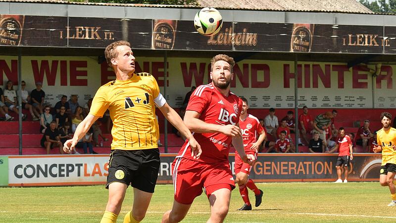 Lukasz Jankowiak (rechts) hilft dem FC Lichtenfels im Sturm enorm. Hier k&auml;mpft er mit dem Bayreuther Laurin Michaelis um den Ball.