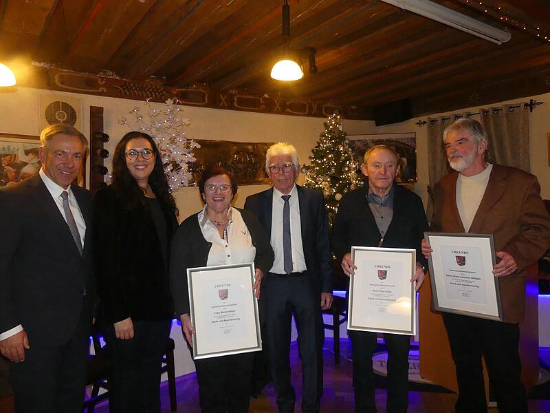 Gruppenbild mit den Geehrten in Oberreichenbach: (v.l.) Landrat Alexander Tritthart, 2. B&uuml;rgermeisterin Sandra Berlacher, Marie Hetzar, B&uuml;rgermeister Klaus Hacker, Paul Amm und Hans-Joachim R&ouml;ttger.