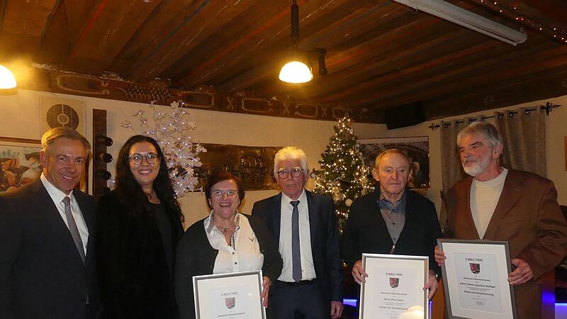 Gruppenbild mit den Geehrten in Oberreichenbach: (v.l.) Landrat Alexander Tritthart, 2. B&uuml;rgermeisterin Sandra Berlacher, Marie Hetzar, B&uuml;rgermeister Klaus Hacker, Paul Amm und Hans-Joachim R&ouml;ttger.