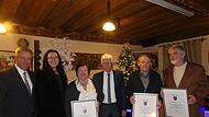 Gruppenbild mit den Geehrten in Oberreichenbach: (v.l.) Landrat Alexander Tritthart, 2. B&uuml;rgermeisterin Sandra Berlacher, Marie Hetzar, B&uuml;rgermeister Klaus Hacker, Paul Amm und Hans-Joachim R&ouml;ttger.
