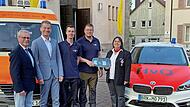 Schl&uuml;ssel&uuml;bergabe f&uuml;r das HvO-Fahrzeug. Das Bild zeigt von links: den stellvertretenden Landrat Gotthard Schlereth, den Vorsitzenden des BRK-Kreisverbandes Michael Rendl, die beiden Gruppensprecher Jan St&uuml;rzenberger und Sven Weigand sowie Bereitsc...