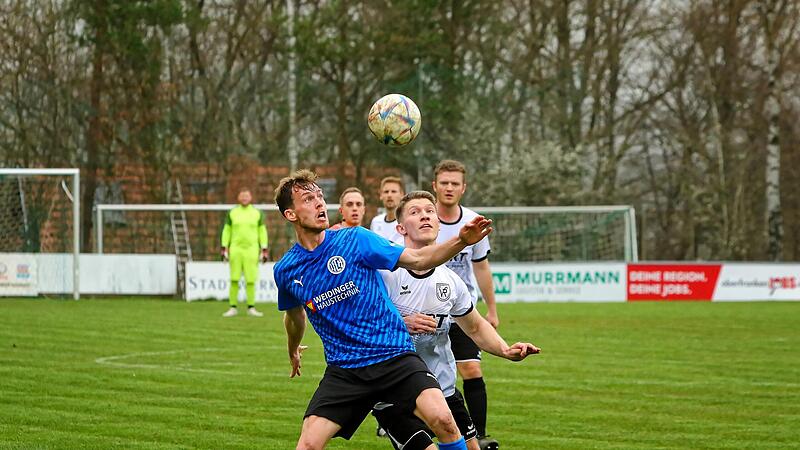Der Herzogenauracher Lukas Katzenberger (vorne) hat in diesem Kopfballduell gegen den Katschenreuther Jonas Beszczynski die bessere Position.