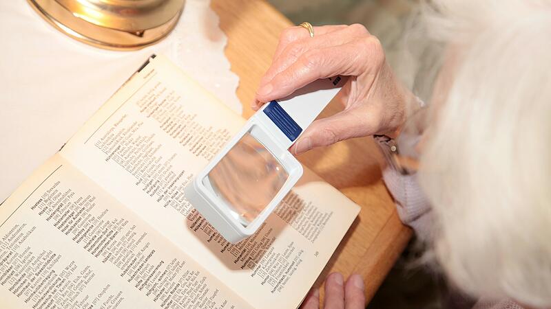 Vor dem Hintergrund des demografischen Wandels und des Pflegenotstands liegt in der Unterstützung sinnesbeeinträchtigter Menschen eine Chance, um Selbstständigkeit und Teilhabe auch im hohen Alter möglichst lange zu erhalten.