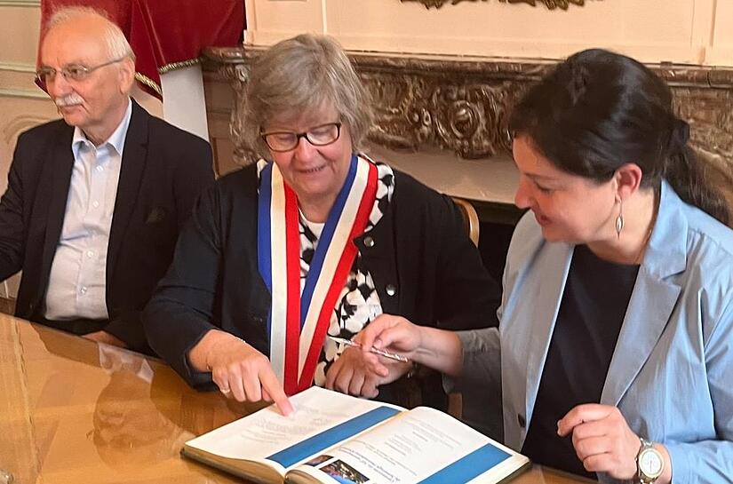 Hans P&uuml;ttner, Hennebonts B&uuml;rgermeisterin Mich&egrave;le Doll&eacute; und Kronachs B&uuml;rgermeisterin Angela Hofmann (von links) im Festsaal des Rathauses in Hennebont.