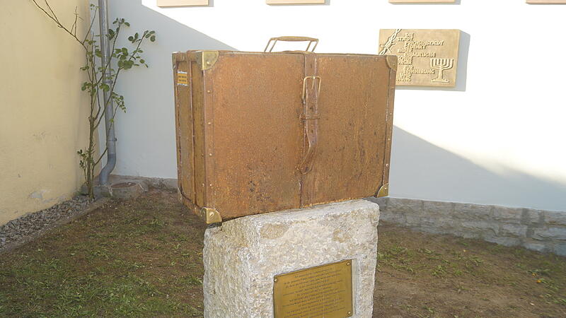 Der Koffer aus Cortenstahl, bewusst mit einer dunklen Patina überzogen, steht unübersehbar am Eingang des Friedhofes in Prichenstadt.