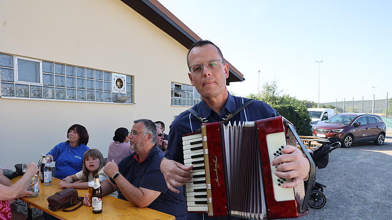 Frank Günther nimmt das Akkordeon zur Hand und spielt ein Ständchen beim Grillfest des Vereins. Kurios ist: Obwohl der Verein 115 Mitglieder hat, äußerst aktiv ist, will niemand mehr Akkordeonspielen.