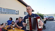 Frank Günther nimmt das Akkordeon zur Hand und spielt ein Ständchen beim Grillfest des Vereins. Kurios ist: Obwohl der Verein 115 Mitglieder hat, äußerst aktiv ist, will niemand mehr Akkordeonspielen.