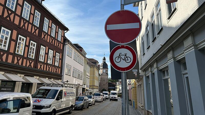 Das Schild „Verbot für Radverkehr“ macht es noch einmal zusätzlich deutlich: Die untere Ketschengasse in Coburg darf von Fahrradfahrern jetzt nicht mehr gegen die Einbahnstraßenrichtung befahren werden.