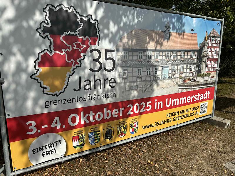 Deutsche Einheit Mit erneuerten Plakaten wird jetzt für die Einheitsfeier in Ummerstadt geworben.