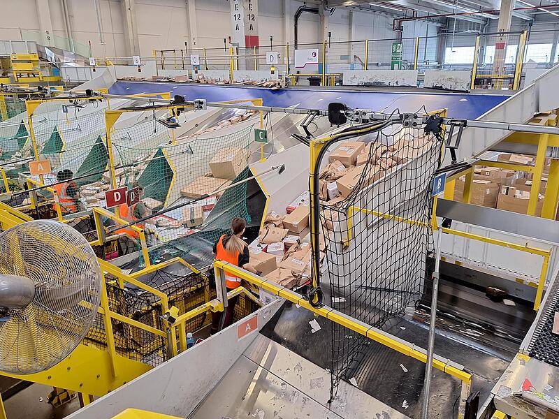 Mitarbeiter bei Amazon in Eggolsheim sortieren die Flut an Paketen, die jeden Tag durch das Zentrum flie&szlig;t.Forchheim & Fr&auml;nkische Schweiz