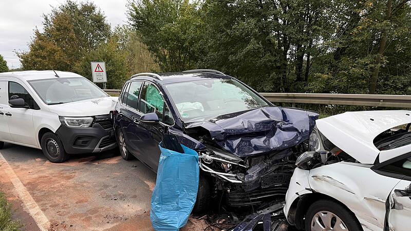 Unfall mit mehreren Fahrzeugen: Kinder unter den VerletztenForchheim & Fränkische Schweiz Unfall mit mehreren Fahrzeugen: Kinder unter den VerletztenForchheim & Fränkische Schweiz