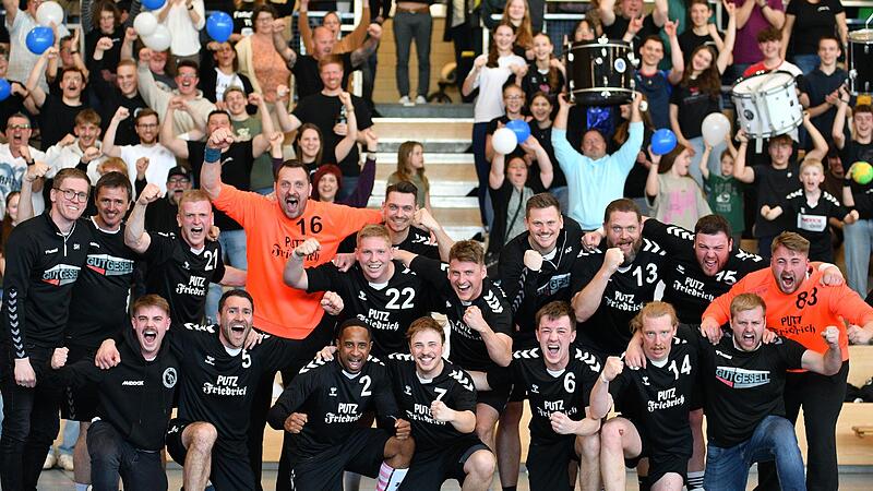Riesenjubel beim TV Michelau um Trainer Simon Herrmann (links) in der Mainfeldhalle. Dem Team reichte ein Unentschieden gegen die HSG Fichtelgebirge zur Vizemeisterschaft und zum Aufstieg.