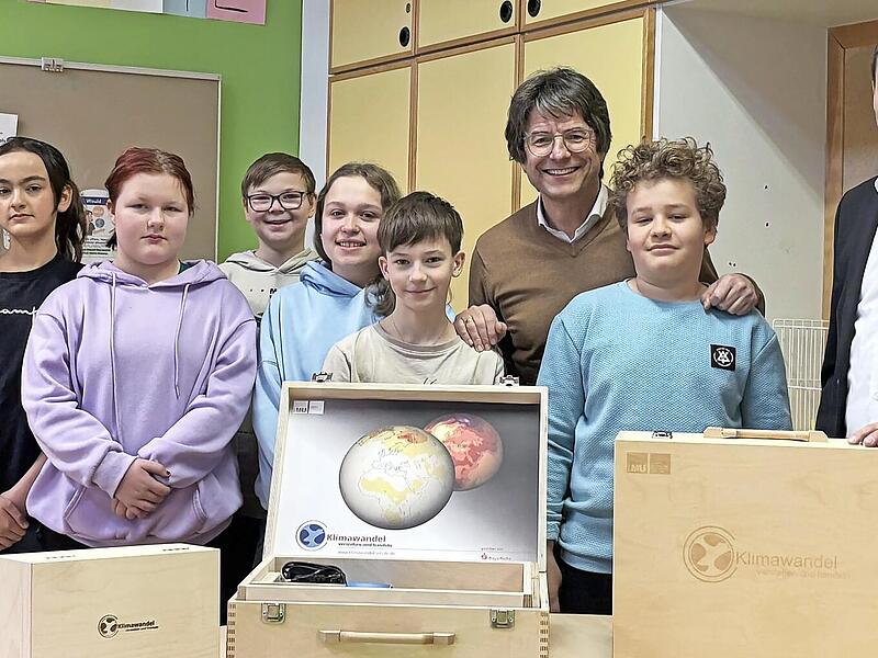 Bettina Wolf (stellvertretende Schulleiterin der Wirtschaftsschule Erlangen), Zoey Lebert, Nele Sacher, Oliver S&uuml;&szlig;, Mathilda N&auml;gel, Leopold Dorscht, Gerald W&ouml;lfel (Schulleiter der Wirtschaftsschule Erlangen), Liam B&ouml;hm und Benjamin Mair (stellvert...