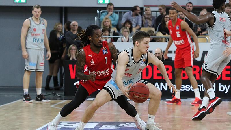 Mittendrin auf dem BBL-Parkett: Nils Haßfurther als Würzburger Playmaker – hier gegen den Bamberger Paris Lee – beim historischen ersten Auswärtssieg der Unterfranken in der Brose-Arena im Dezember 2019.